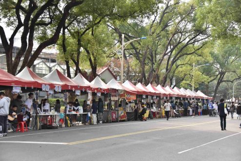 09「繽紛園遊會」由教職員生共同規劃130個攤位-scaled