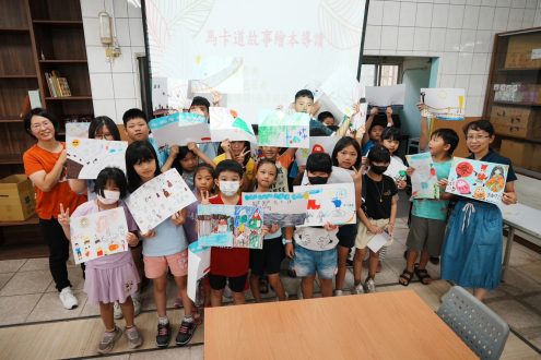 1-創作世界各國祭典的圖畫，大家手持自己的作品合影，展現跨文化學習與馬卡道文化韌性的傳承之美。