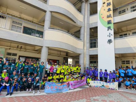 10、隊伍於車城國小用餐並稍作休息，出發前師長再度勉勵，鼓舞大家迎向最後30公里的挑戰