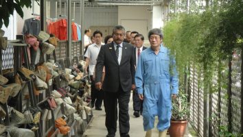20111012_夏博引導帛琉總統及田大使等人參訪現場