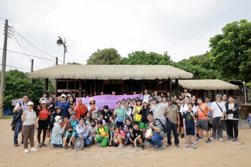 5、抵達大武瓏部落神聖的「公廨」前。此處是部落信仰與祭祀空間，透過實地走訪，讓參與者深刻感受平埔族群的信仰與生活脈絡。-scaled
