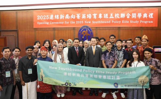 9月12日由國際事務處石儒居國際長代表學校，帶領學員們赴外交部大禮堂參與「2025年連結新南向菁英培育專班五校聯合開學典禮」-scaled