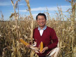 NPUST__1_張學義參觀美國玉米田_081023