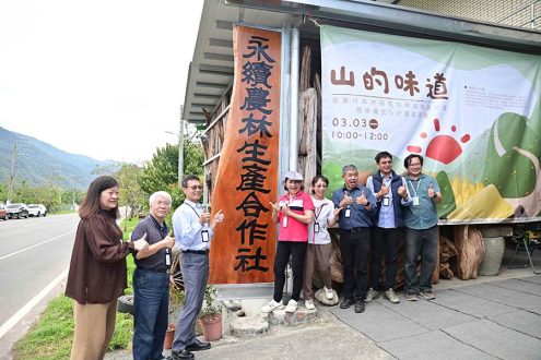 「有限責任高屏地區永續農林產業生產合作社」在屏科大施玟玲行政副校長、林務局林業保育署屏東分署朱木生副分署長與各界夥伴見證下正式揭牌