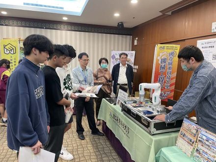 利奇科技公司陳旭華工程師向參觀同學解說機器手臂操作原理2