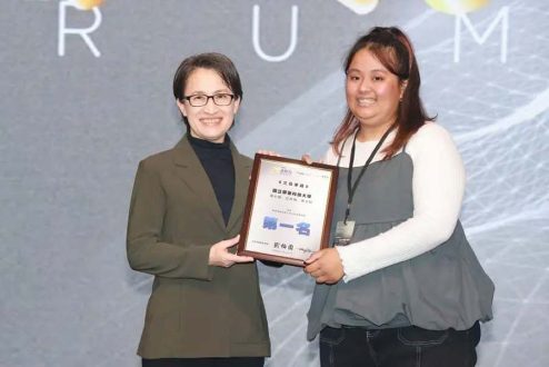 副總統蕭美琴頒發獲2025-年-NOWnews-公民提案競賽首獎獎狀予「三島芽語」團隊圖／NOWNEWS攝影中心