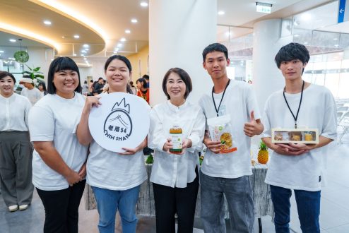 合照左起：老厝54專案經理湯菀蕈、-戴苡亘同學、周春米縣長、黃有麒同學、宗培閩同學
