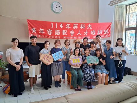 學員與講師合影於米帝亞傳播公司大廳