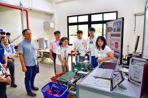 學生展示整合數位孿生與AI-技術、並已取得專利與獲獎的「結合數位孿生與生成式人工智慧之水果瑕疵光學檢測機具」
