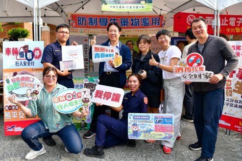 屏東縣政府警察局交通警察隊設計「校園獵人」攤位，引導學生透過遊戲互動指認校內交通熱點並落實防詐、反毒等宣導-scaled