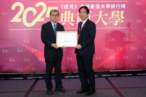 屏科大奪2025年《遠見》大學五長互評農林漁牧領域技專校院第一，張金龍校長右出席受贈，左為教育部長鄭英耀-scaled