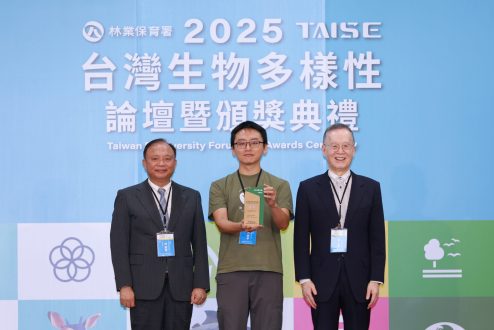 屏科大野保所洪孝宇助理教授中出席領獎-左為行政院農委會林聰賢前主委，右為台灣永續能源研究基金會簡又新大使-scaled