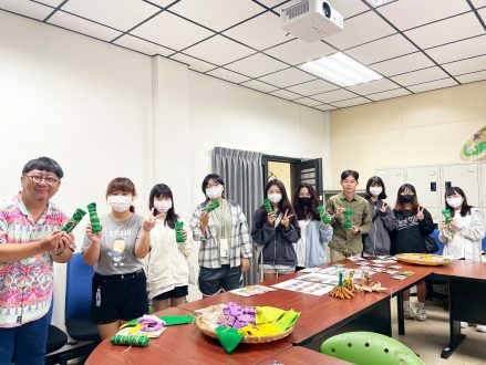 帶領學生認識「耐旱作物」的選種，並讓學生動手實作專屬的Cinavu-吉拿富