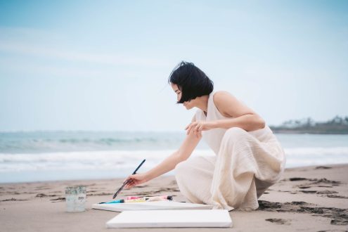 年輕藝術家陳韋希於海邊作畫，聚焦關注環境保護及愛護動物