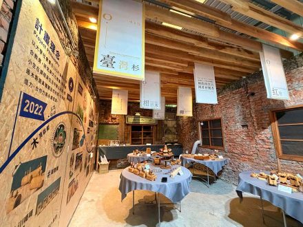 本次展出以玩具、教具及生活用具為主軸，選用臺灣杉、杉木、柳杉、櫸木、相思樹及大葉桃花心木等國產樹種