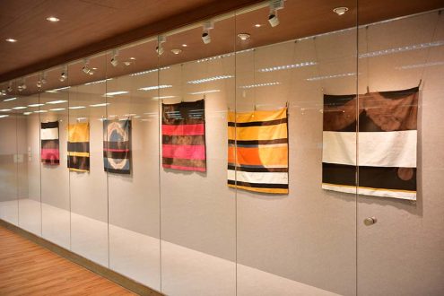 本次展覽邀請了藝術家鄞立明老師，藉由多元的創作構想與刺繡技法呈現自然與人文的觀察感悟。