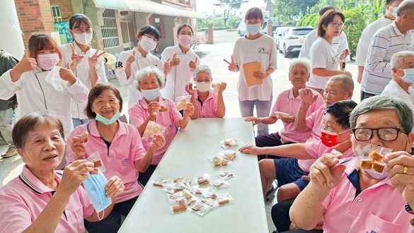 烘焙課不僅是技術傳授，更成為社區、學生與大學共享成長的歷程。整個過程完整呈現「大學走入社區、社區支持大學」的USR精神。