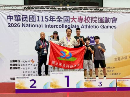 空手道教練與選手合影