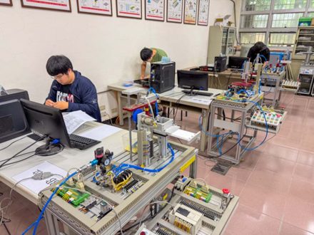 系上長期致力於建置完善的機電整合教學環境，此次承辦全國檢定考試，正是系上硬體與軟體資源成熟的最佳證明