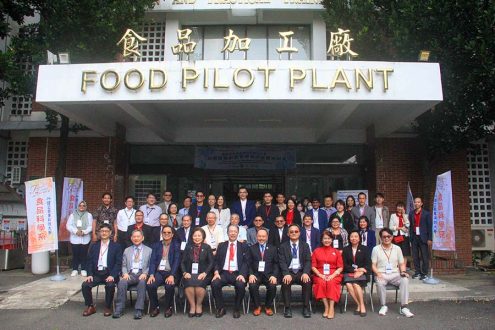 與會貴賓於加工廠前團體合照