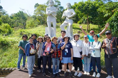 與當地傳奇人物阿祿古父子合影