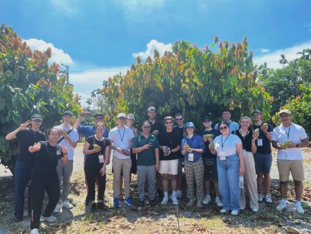 訪團學生們前往內埔鄉TC巧鋪，體驗從可可栽培、採收到巧克力製作過程1